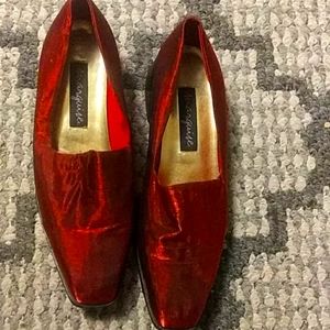 I am selling size 7 1/2 M Marquise burgundy loafer